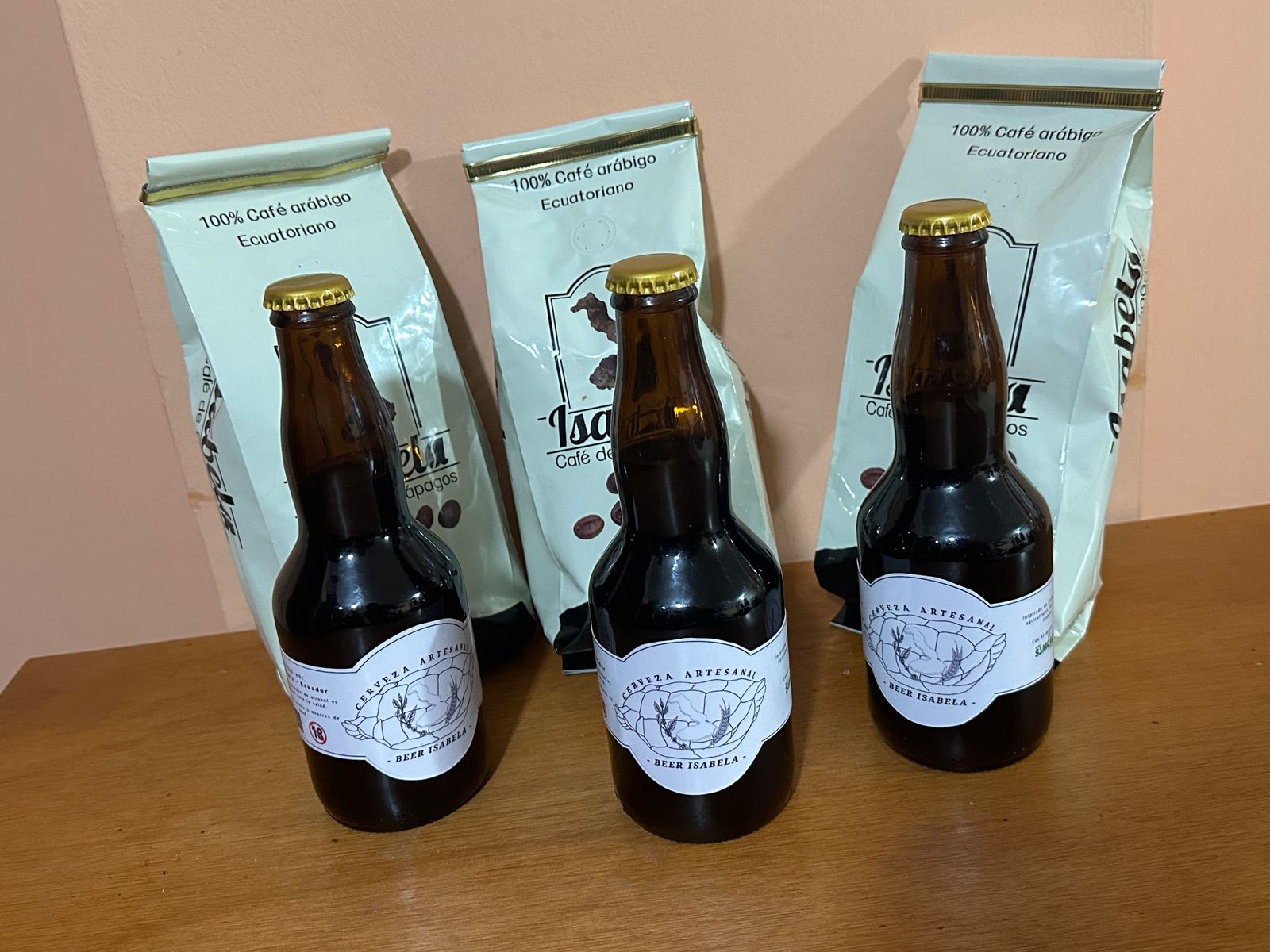 3 botellas de cerveza o 3 cafés detrás